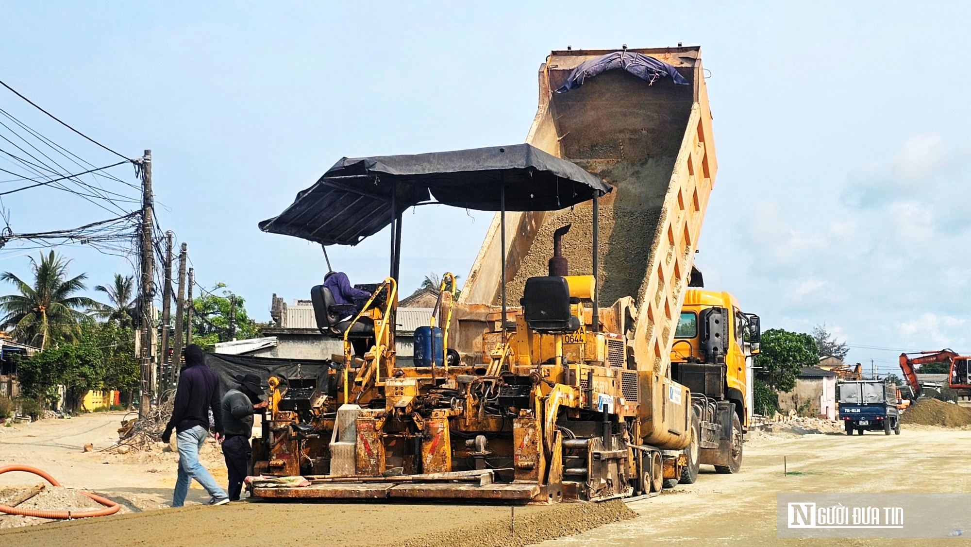 &ldquo;Chạy nước r&uacute;t&rdquo; ho&agrave;n thiện đường dẫn l&ecirc;n cầu vượt cửa biển lớn nhất miền Trung- Ảnh 9.