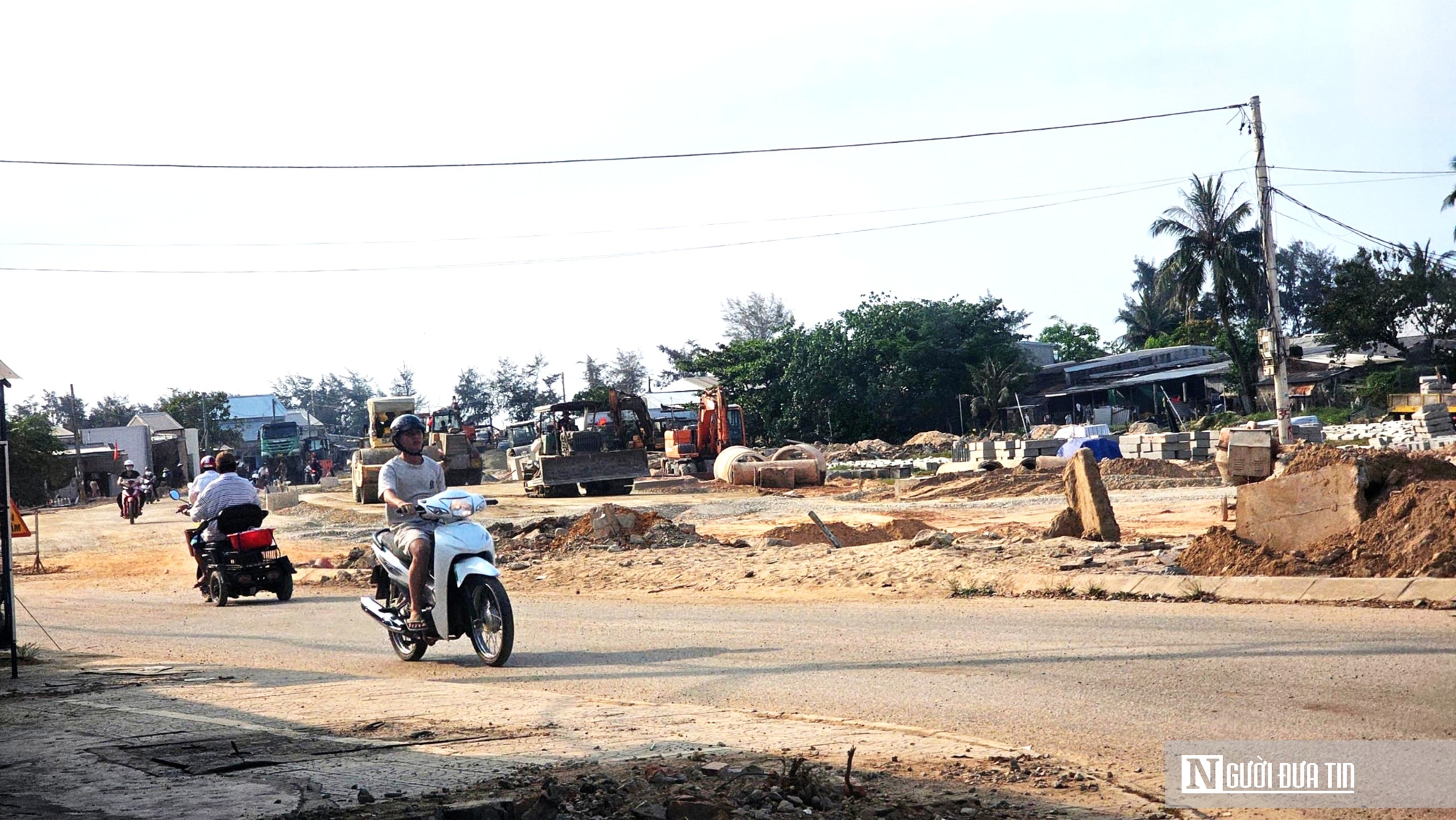 &ldquo;Chạy nước r&uacute;t&rdquo; ho&agrave;n thiện đường dẫn l&ecirc;n cầu vượt cửa biển lớn nhất miền Trung- Ảnh 10.