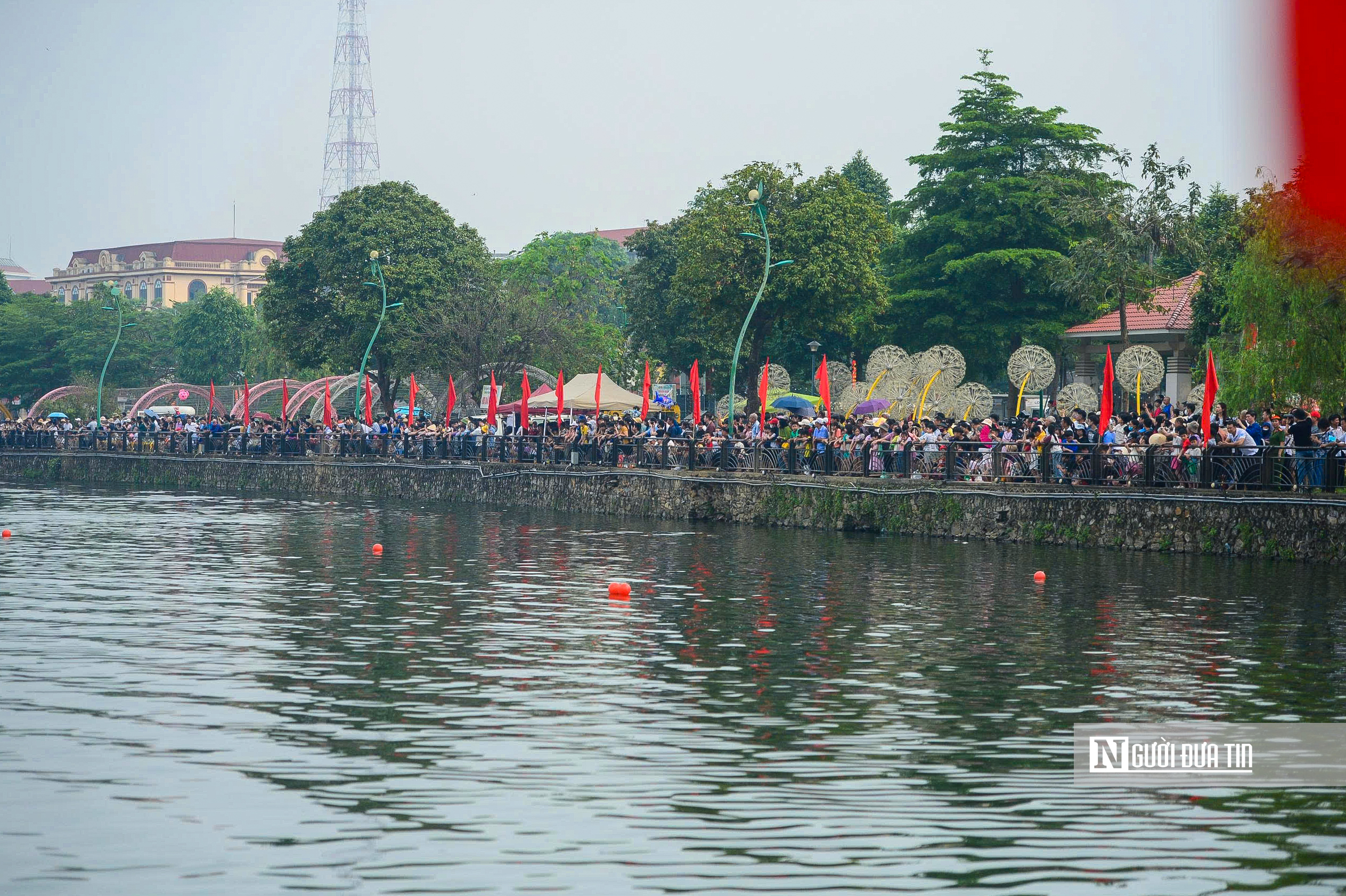 H&agrave;ng ngh&igrave;n người reo h&ograve;, cổ vũ giải bơi thuyền dịp Giỗ Tổ - Ảnh 3.