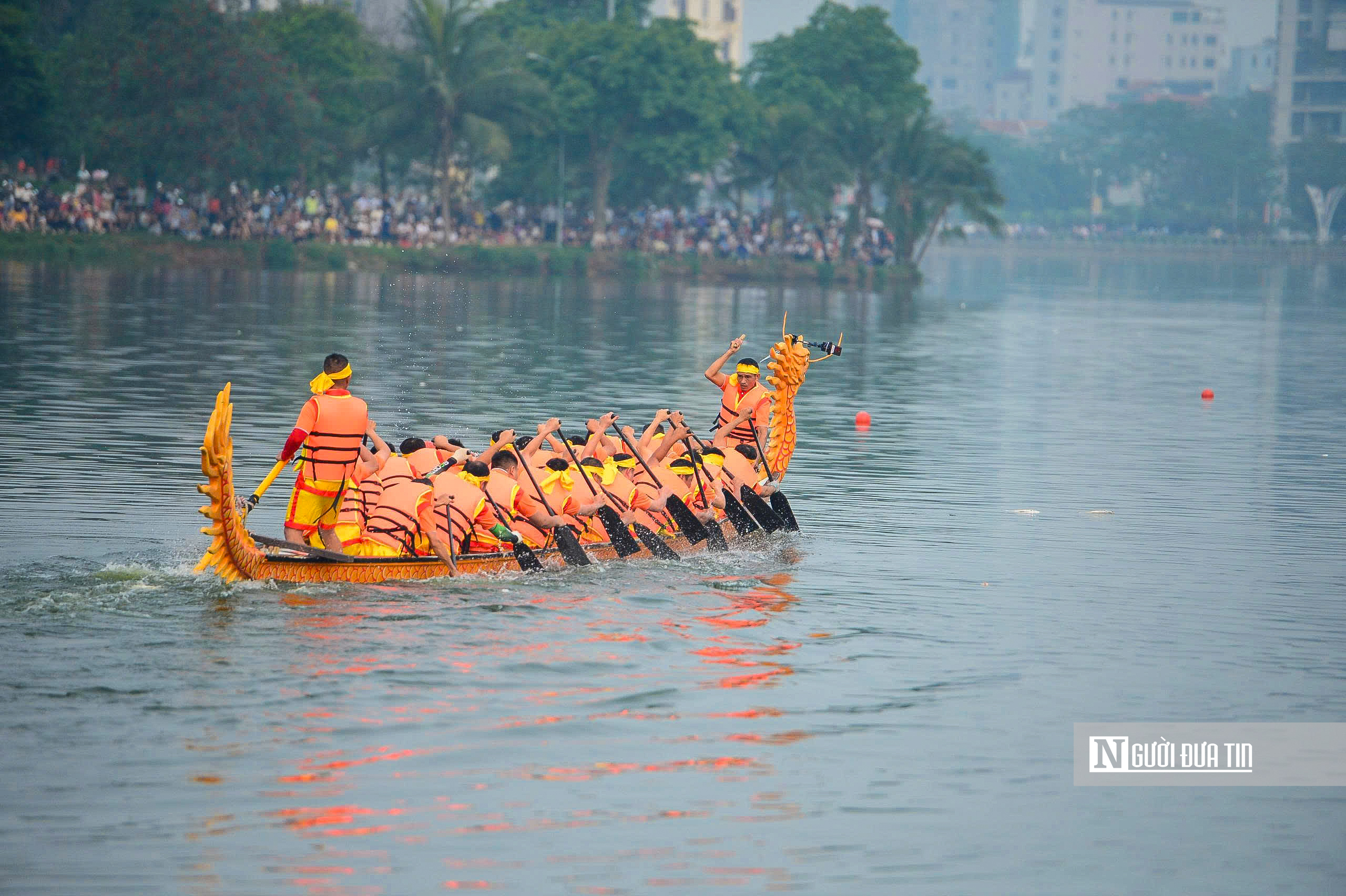 H&agrave;ng ngh&igrave;n người reo h&ograve;, cổ vũ giải bơi thuyền dịp Giỗ Tổ - Ảnh 7.