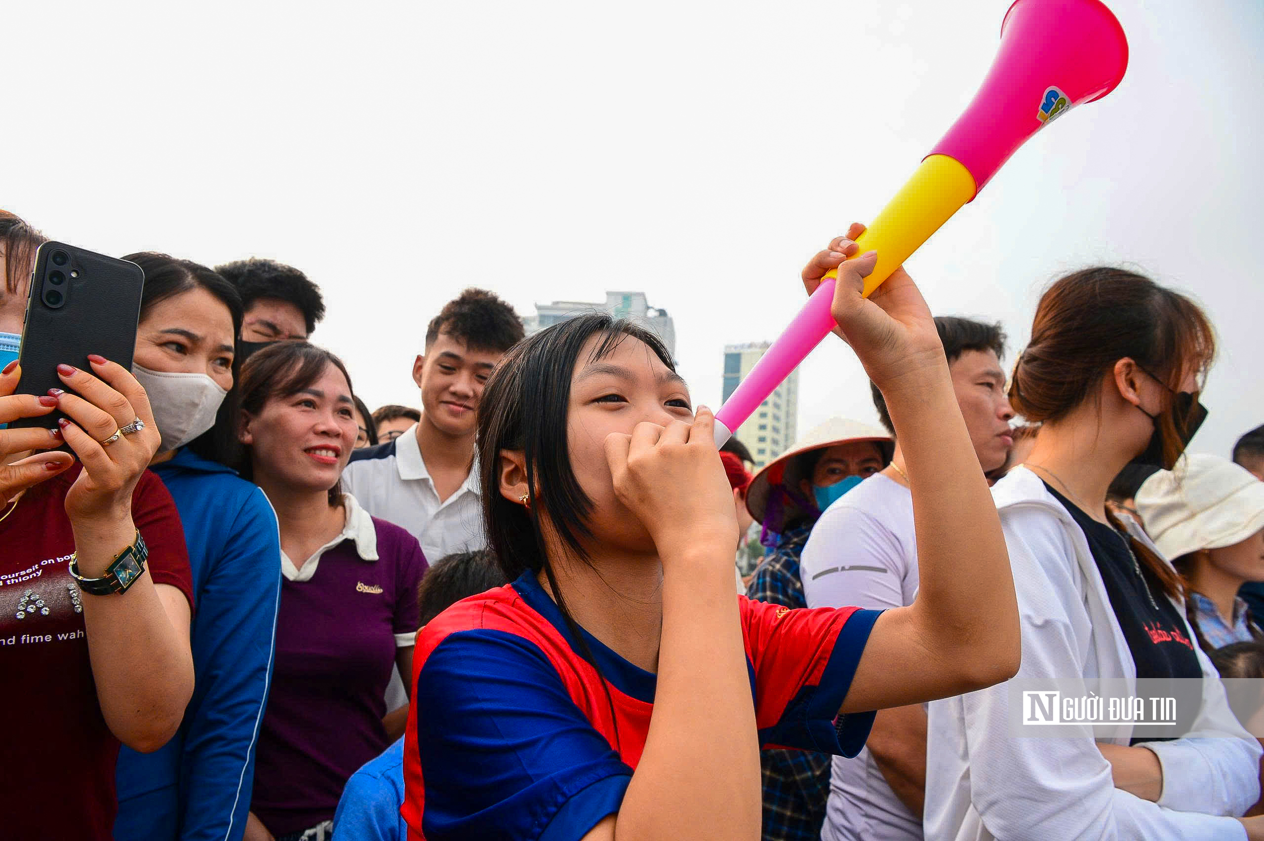 H&agrave;ng ngh&igrave;n người reo h&ograve;, cổ vũ giải bơi thuyền dịp Giỗ Tổ - Ảnh 13.