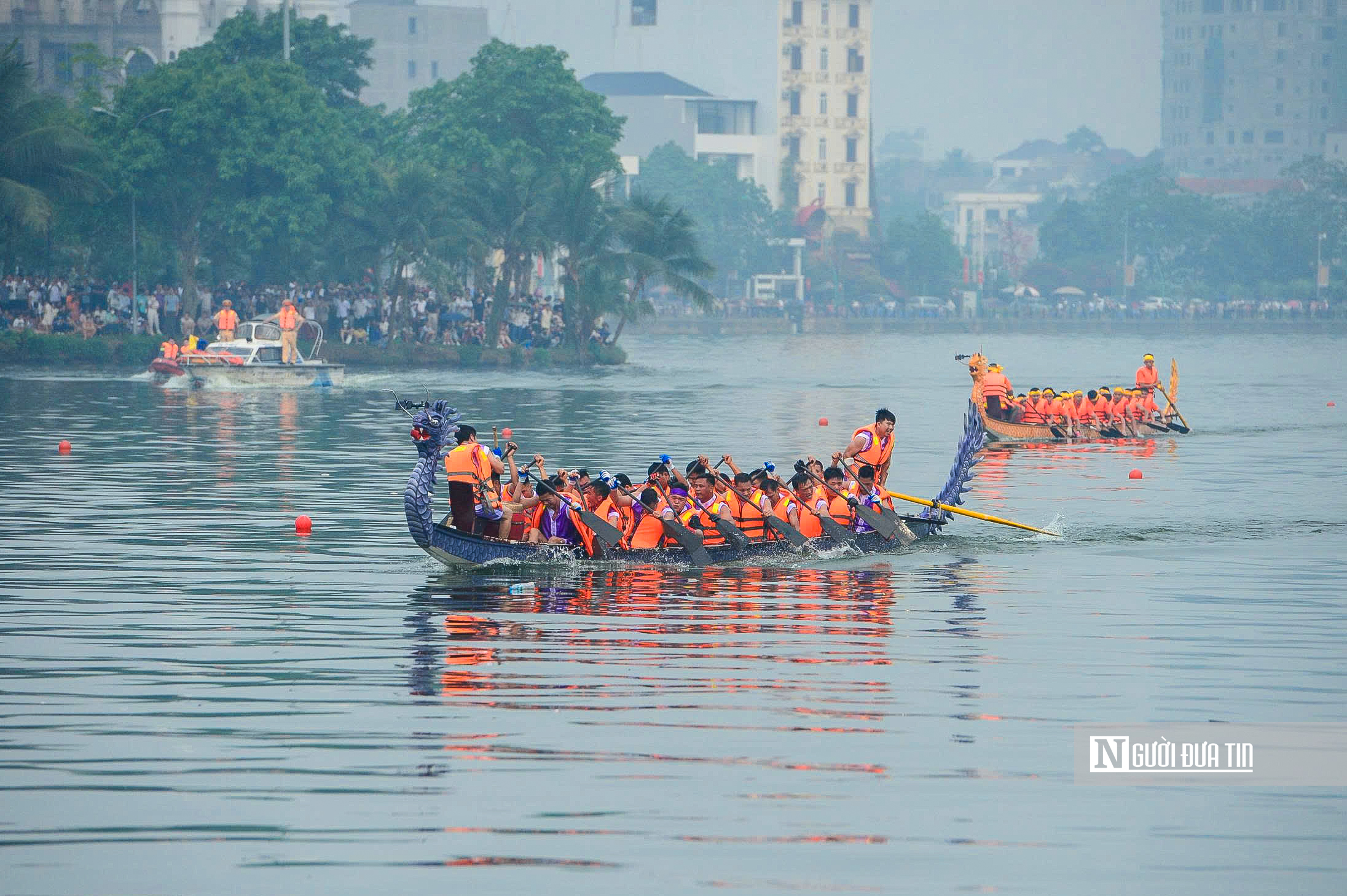 H&agrave;ng ngh&igrave;n người reo h&ograve;, cổ vũ giải bơi thuyền dịp Giỗ Tổ - Ảnh 6.