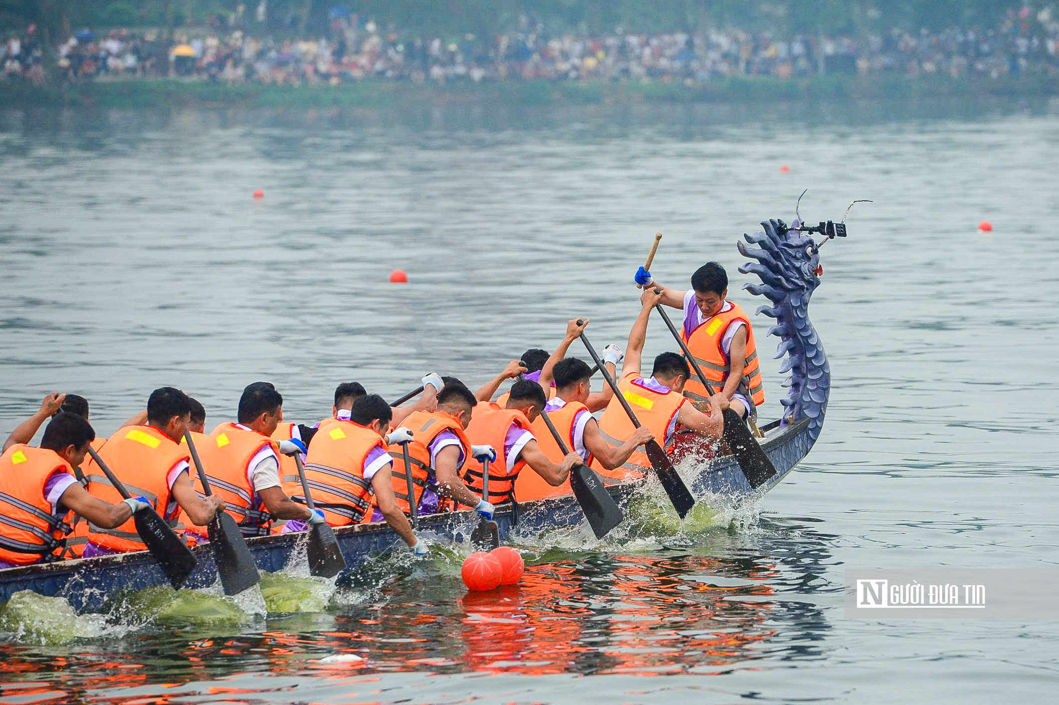 H&agrave;ng ngh&igrave;n người reo h&ograve;, cổ vũ giải bơi thuyền dịp Giỗ Tổ - Ảnh 8.