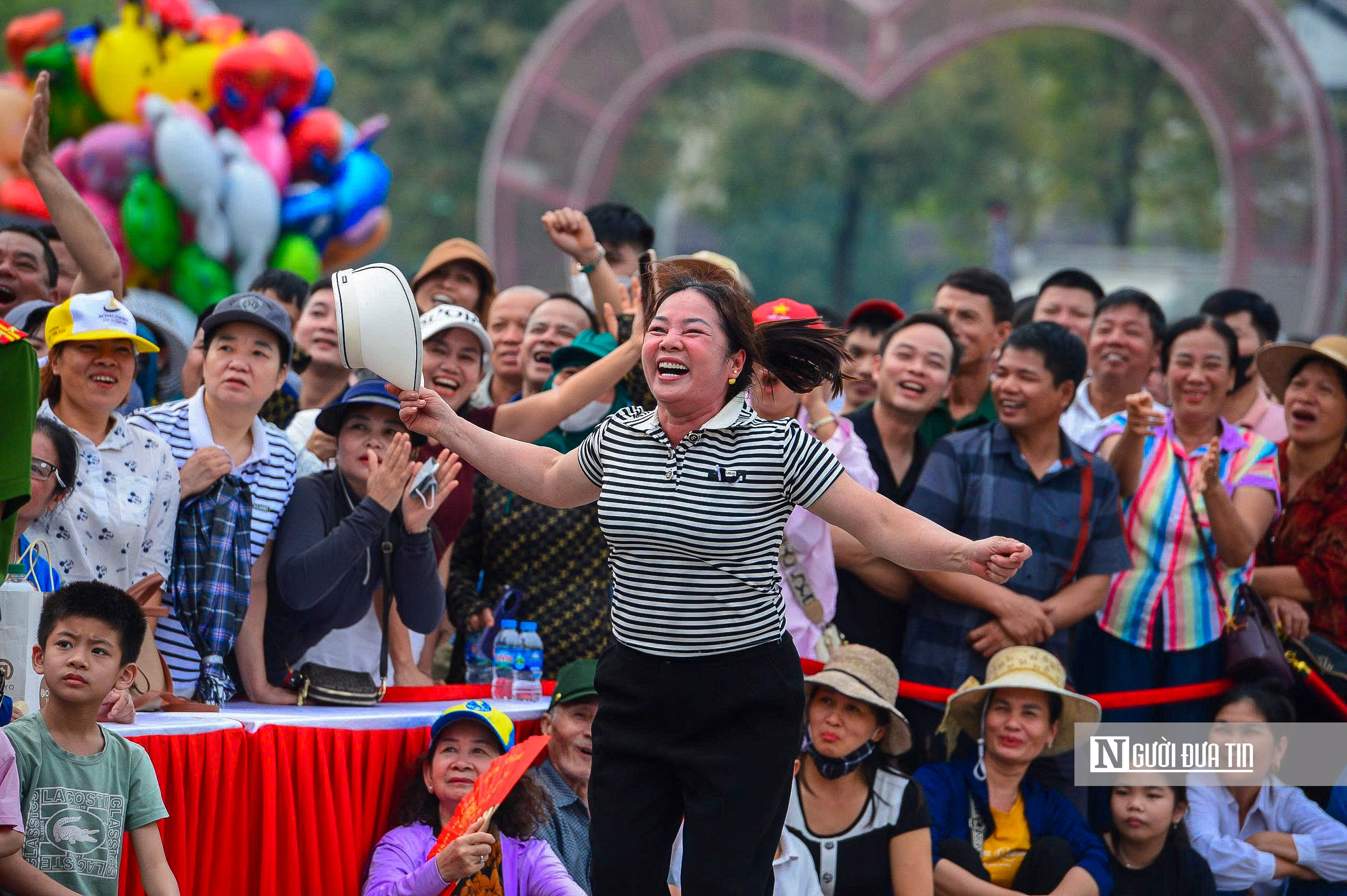 H&agrave;ng ngh&igrave;n người reo h&ograve;, cổ vũ giải bơi thuyền dịp Giỗ Tổ - Ảnh 12.