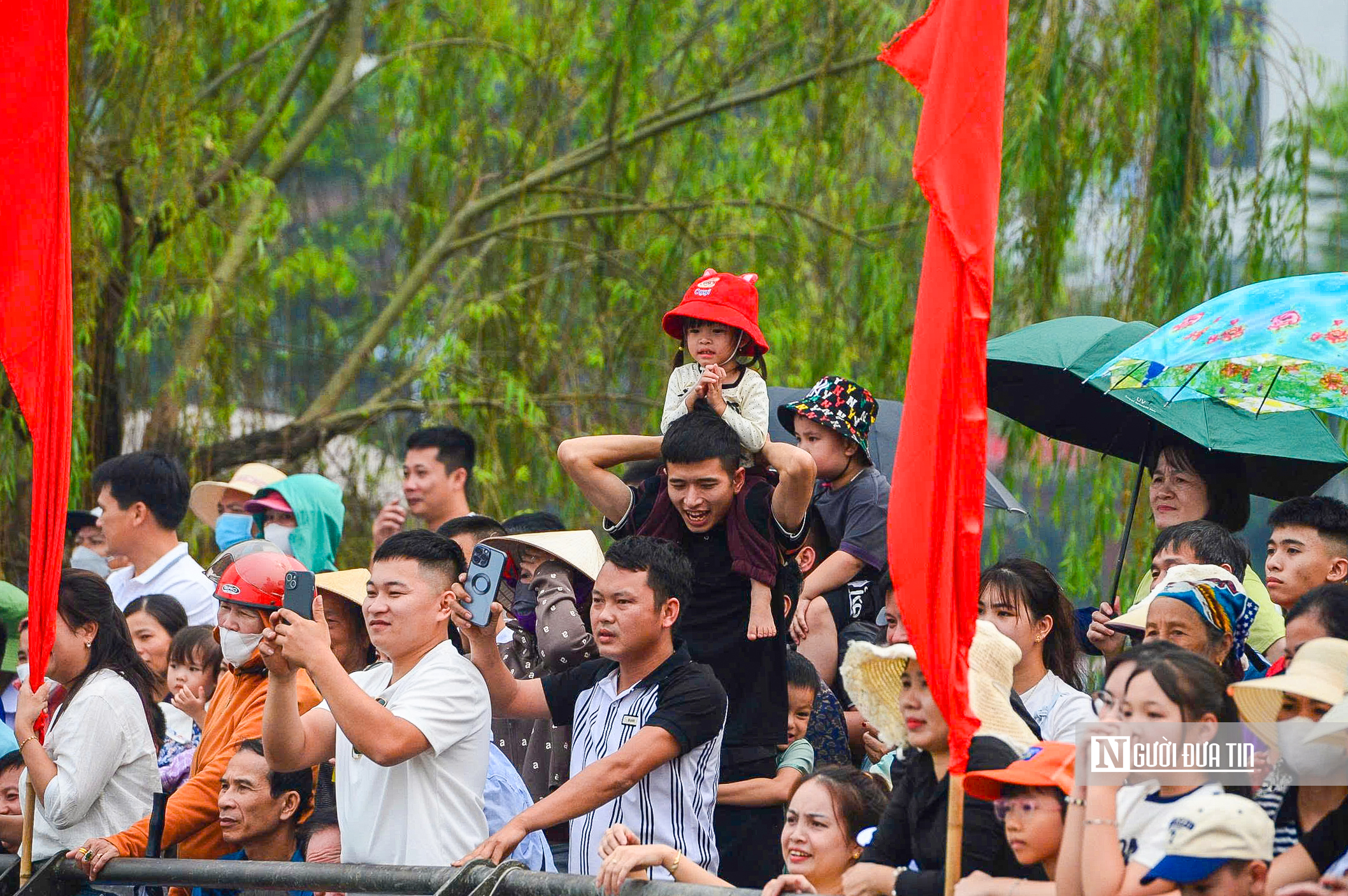 H&agrave;ng ngh&igrave;n người reo h&ograve;, cổ vũ giải bơi thuyền dịp Giỗ Tổ - Ảnh 14.