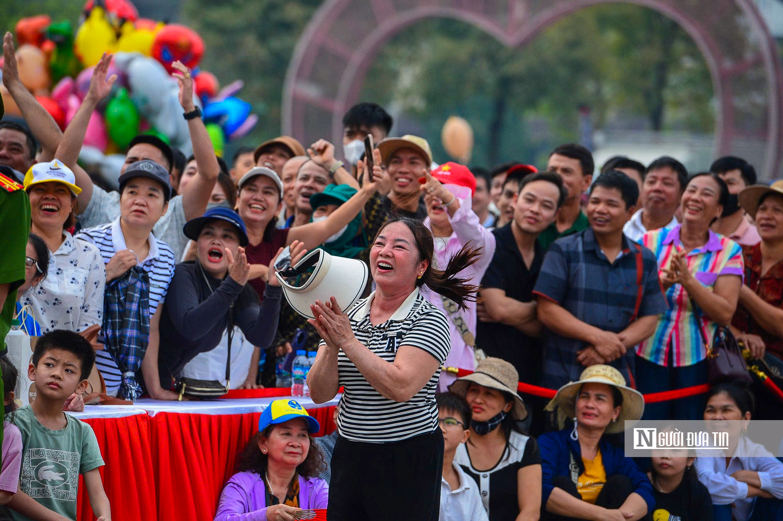 H&agrave;ng ngh&igrave;n người reo h&ograve;, cổ vũ giải bơi thuyền dịp Giỗ Tổ - Ảnh 11.