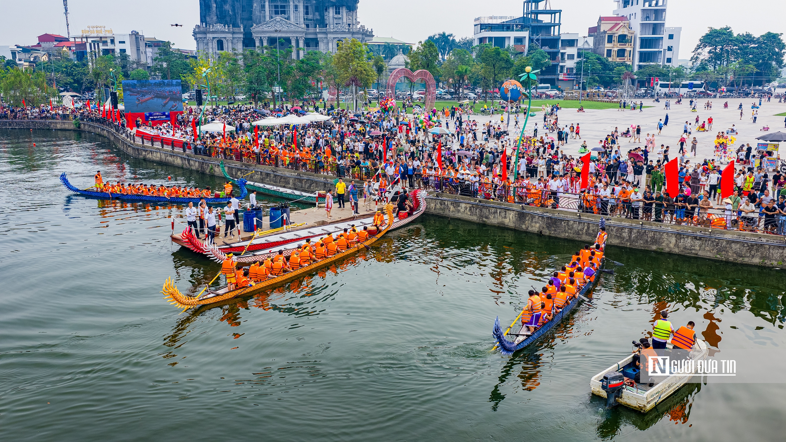 H&agrave;ng ngh&igrave;n người reo h&ograve;, cổ vũ giải bơi thuyền dịp Giỗ Tổ - Ảnh 2.