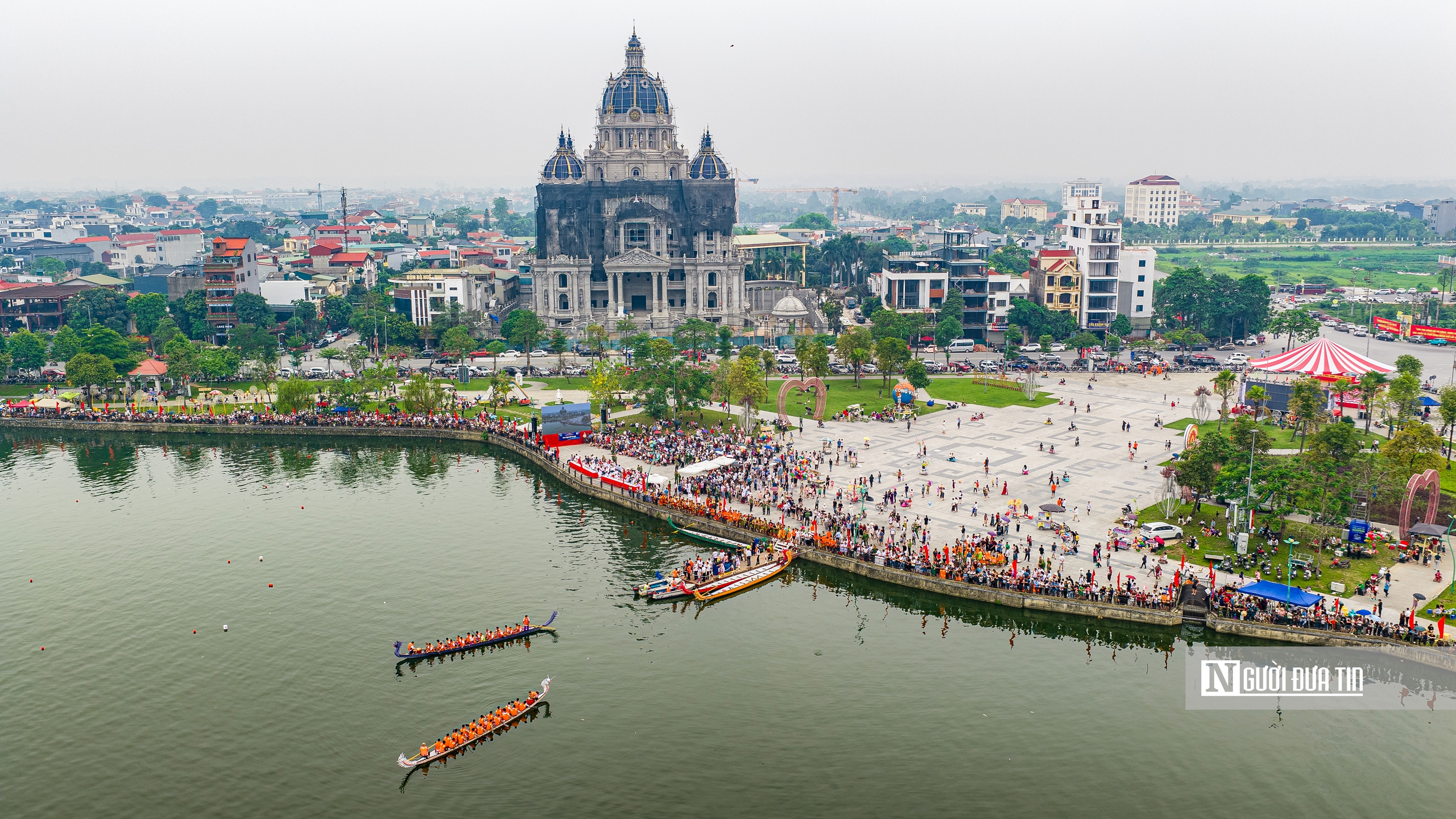 H&agrave;ng ngh&igrave;n người reo h&ograve;, cổ vũ giải bơi thuyền dịp Giỗ Tổ - Ảnh 1.