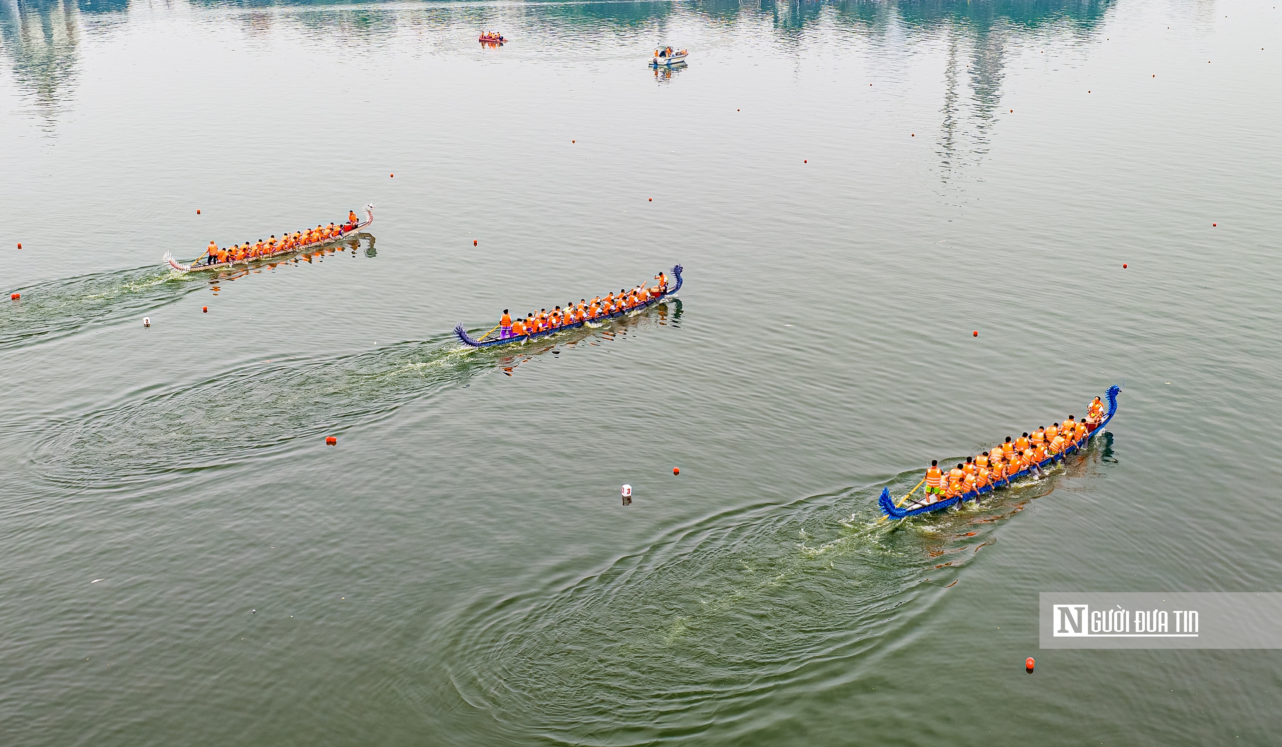 H&agrave;ng ngh&igrave;n người reo h&ograve;, cổ vũ giải bơi thuyền dịp Giỗ Tổ - Ảnh 9.