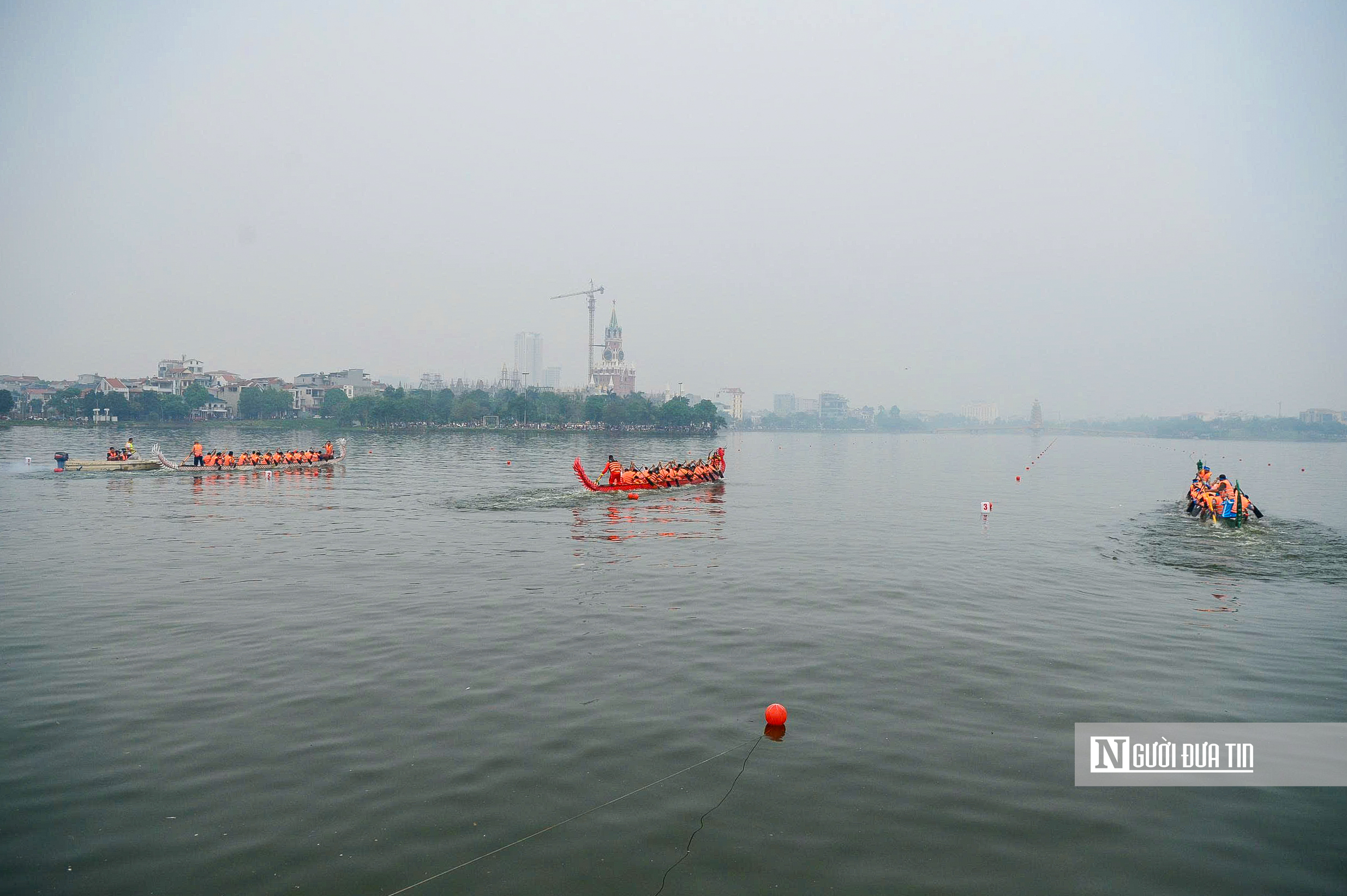 H&agrave;ng ngh&igrave;n người reo h&ograve;, cổ vũ giải bơi thuyền dịp Giỗ Tổ - Ảnh 4.
