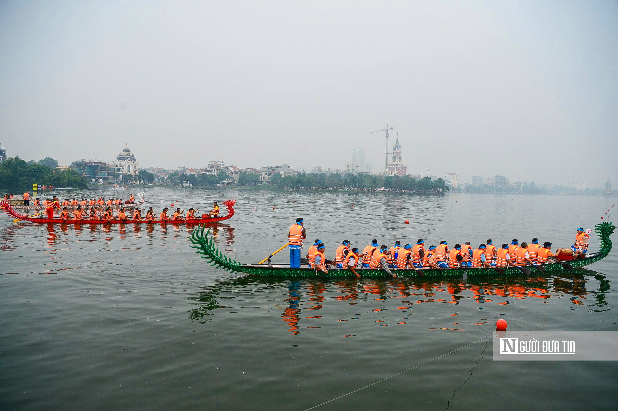 H&agrave;ng ngh&igrave;n người reo h&ograve;, cổ vũ giải bơi thuyền dịp Giỗ Tổ - Ảnh 5.