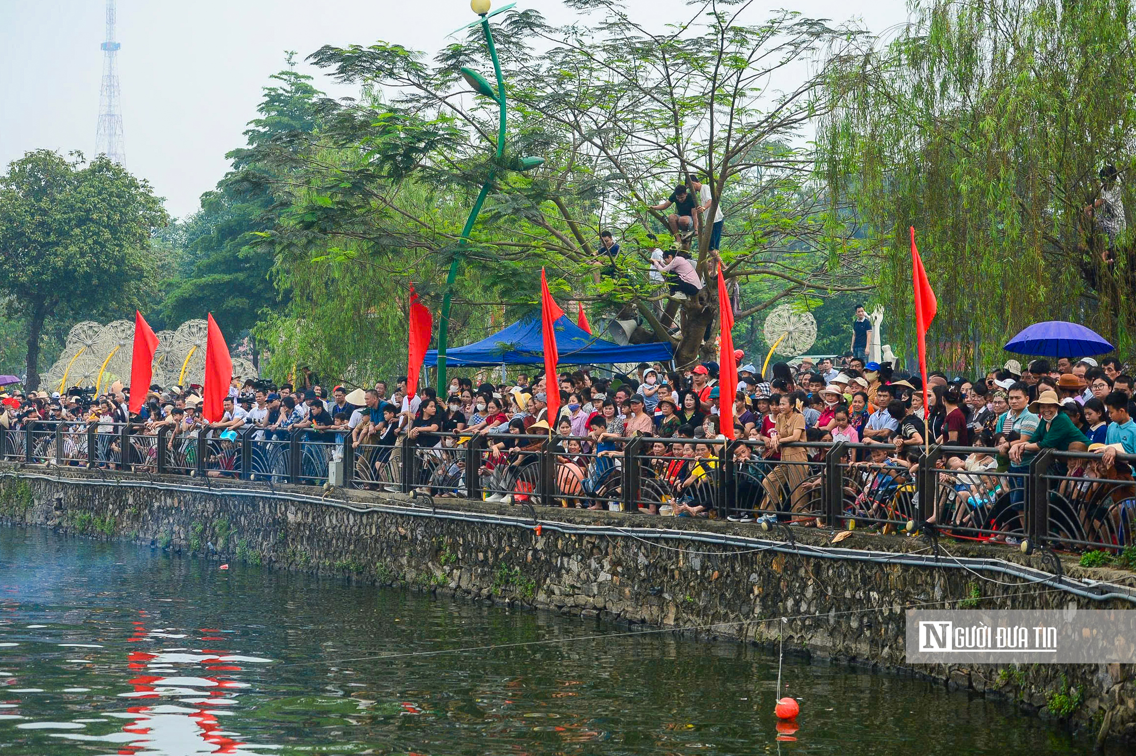 H&agrave;ng ngh&igrave;n người reo h&ograve;, cổ vũ giải bơi thuyền dịp Giỗ Tổ - Ảnh 10.