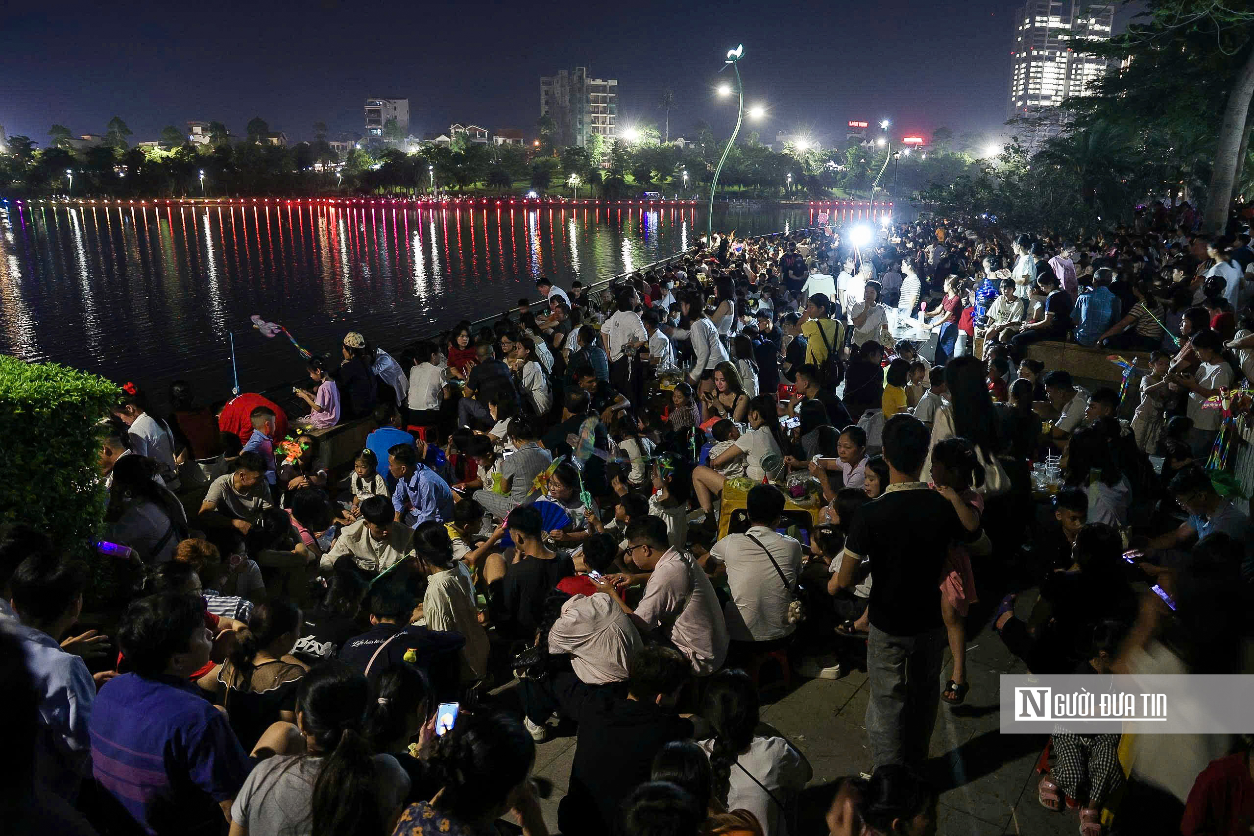 M&atilde;n nh&atilde;n m&agrave;n ph&aacute;o hoa ch&agrave;o mừng Giỗ Tổ H&ugrave;ng Vương- Ảnh 2.