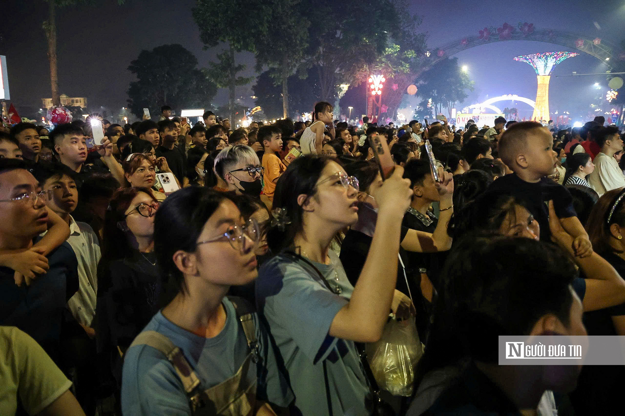 M&atilde;n nh&atilde;n m&agrave;n ph&aacute;o hoa ch&agrave;o mừng Giỗ Tổ H&ugrave;ng Vương- Ảnh 8.