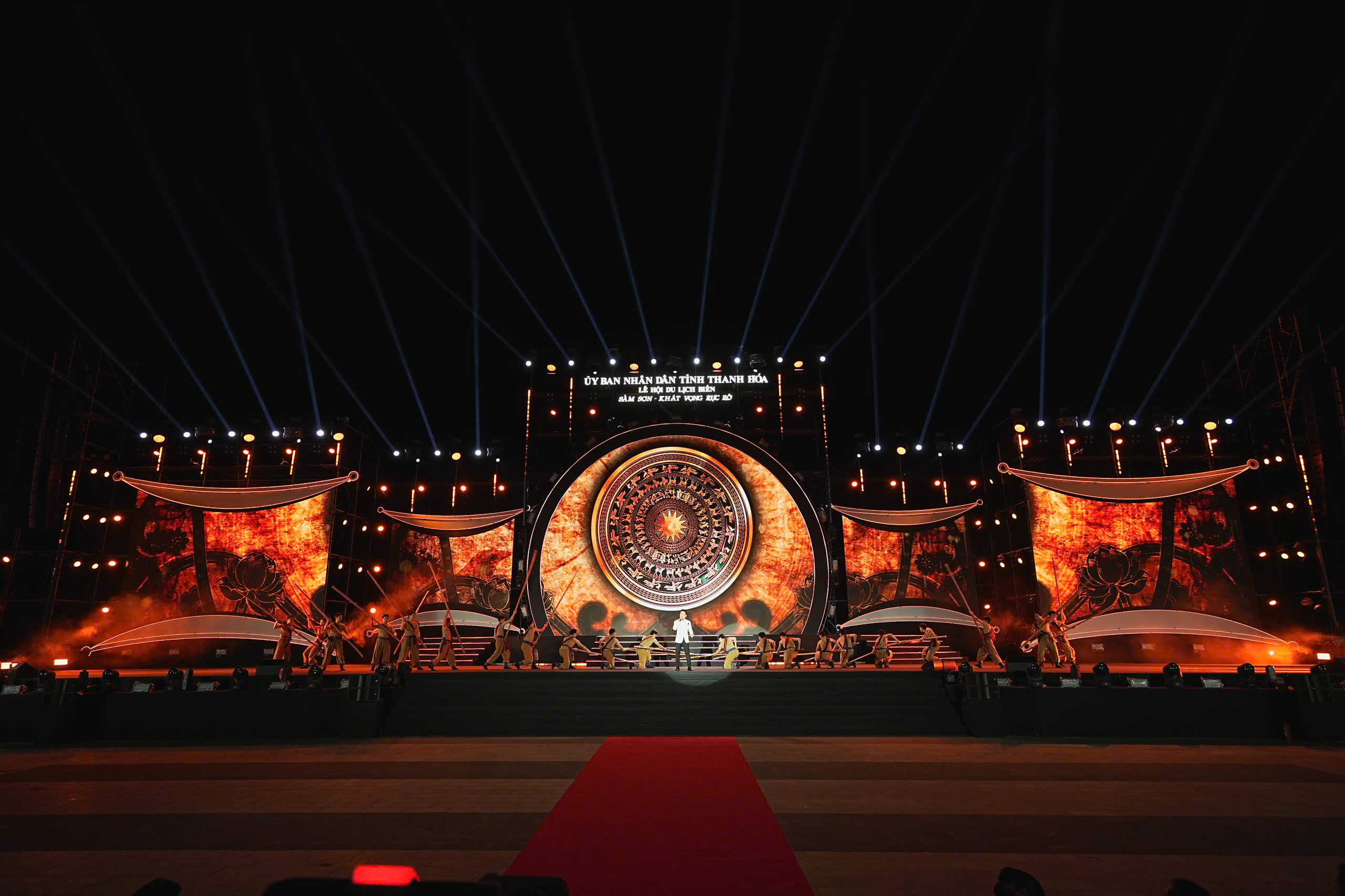 Màn pháo hoa đẹp mắt tại lễ hội khai trương du lịch biển Sầm Sơn 2026- Ảnh 4.