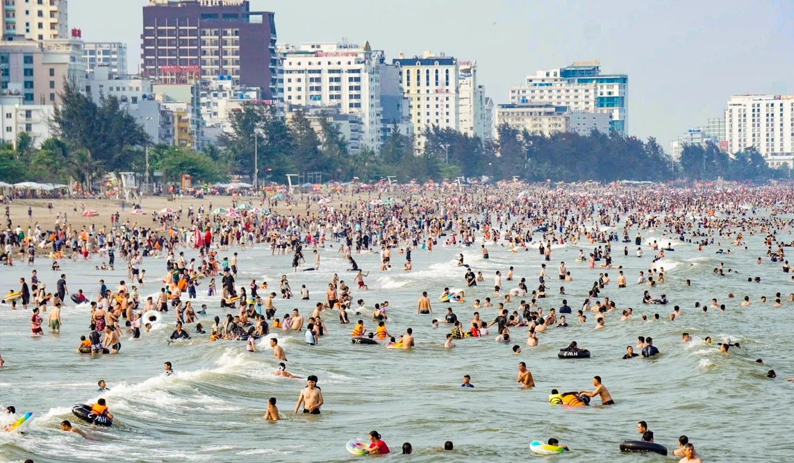 Màn pháo hoa đẹp mắt tại lễ hội khai trương du lịch biển Sầm Sơn 2026- Ảnh 7.