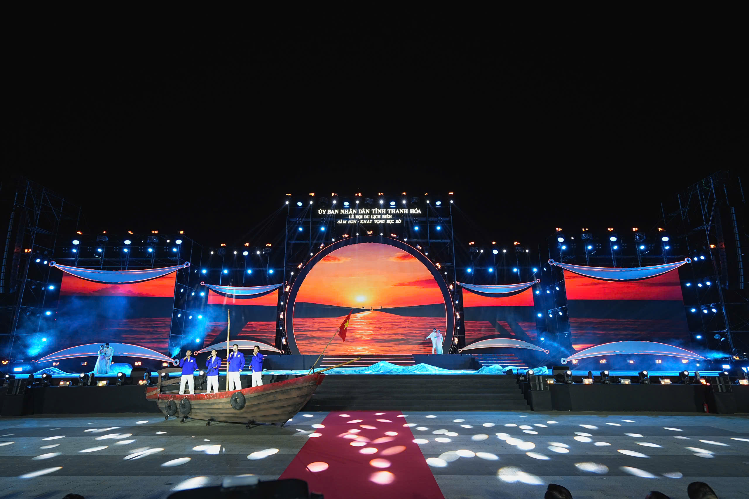 Màn pháo hoa đẹp mắt tại lễ hội khai trương du lịch biển Sầm Sơn 2026- Ảnh 3.