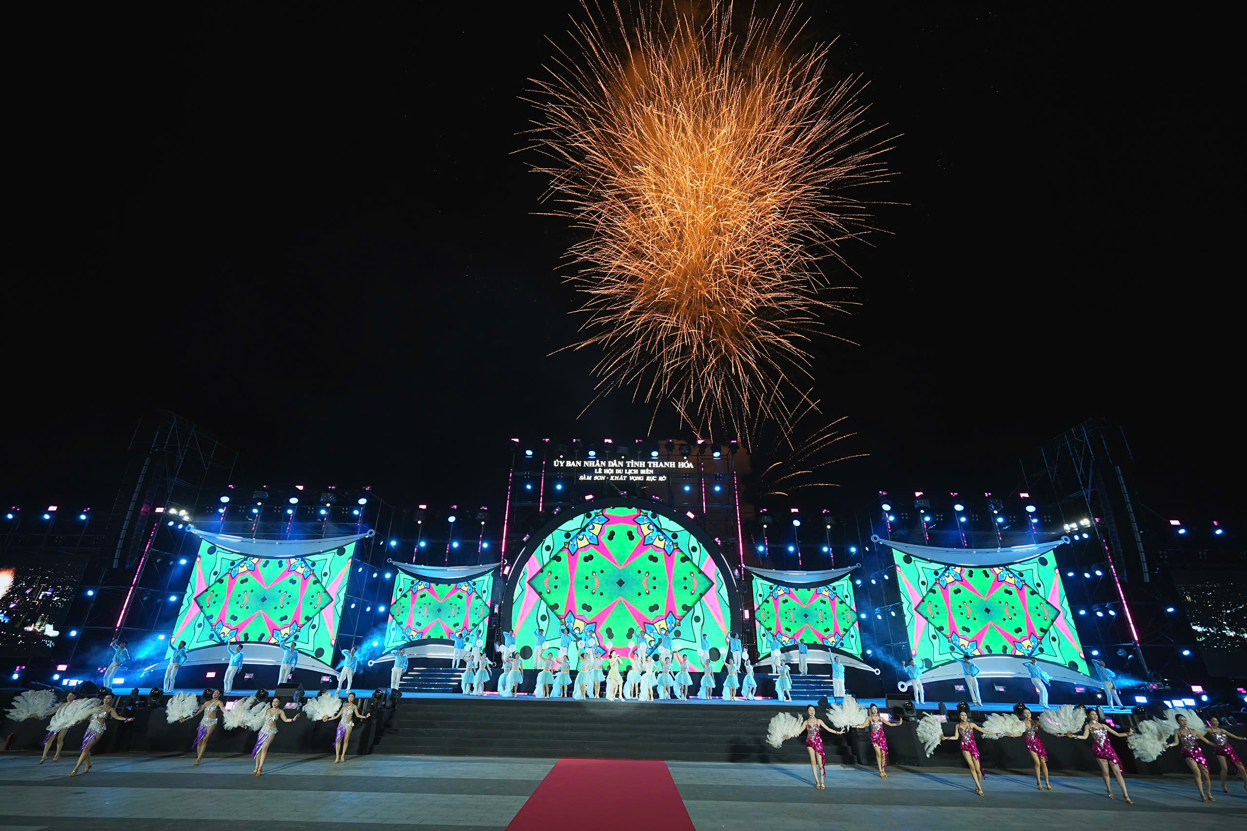 Màn pháo hoa đẹp mắt tại lễ hội khai trương du lịch biển Sầm Sơn 2026- Ảnh 6.