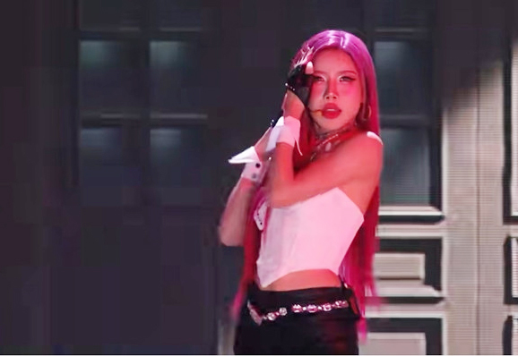 Trang Ph&aacute;p c&ugrave;ng đồng đội thắng k&eacute;p, giới thiệu đặc sản kẹo lạc H&agrave; Nội ở Đạp gi&oacute; - Ảnh 2.