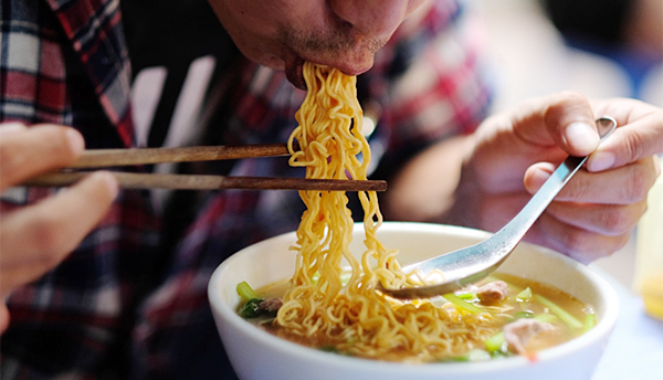 Thường xuy&ecirc;n ăn m&oacute;n quen thuộc v&agrave;o bữa tối, người đ&agrave;n &ocirc;ng trẻ tuổi suy giảm chức năng thận- Ảnh 2.