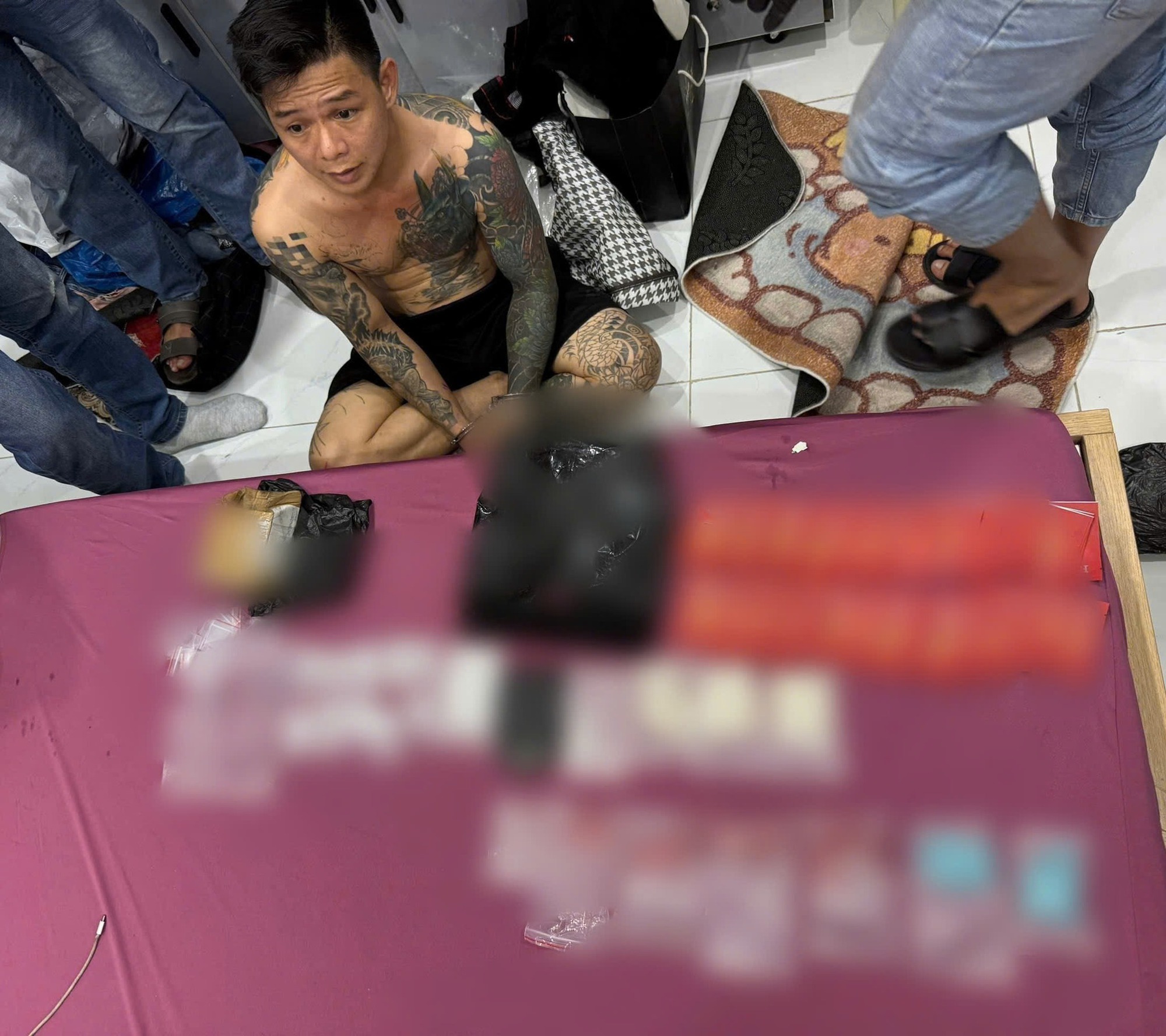Đột k&iacute;ch chung cư l&uacute;c đ&ecirc;m muộn, b&oacute;c gỡ đường d&acirc;y ma t&uacute;y li&ecirc;n tỉnh- Ảnh 1.