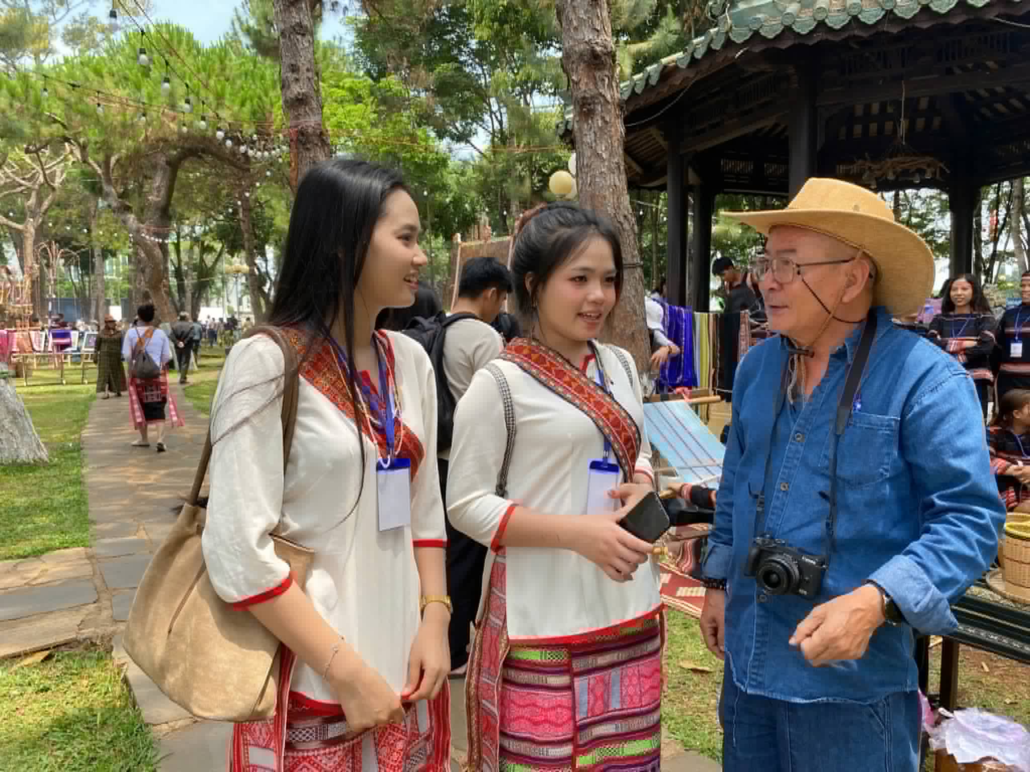 Ngày nghỉ đi chơi...- Ảnh 2.