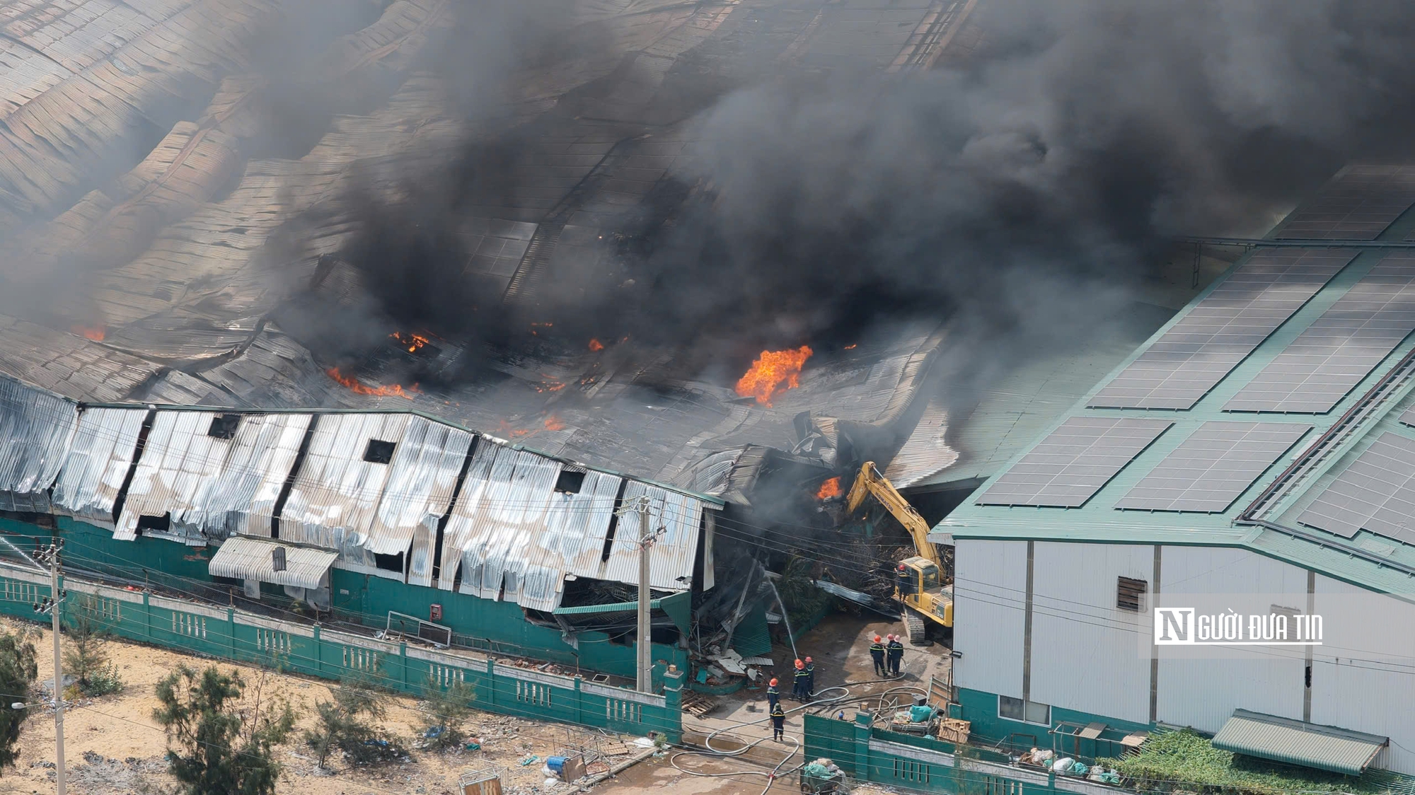 Gia Lai: Ch&aacute;y lớn tại Khu c&ocirc;ng nghiệp Nhơn Hội, h&agrave;ng trăm chiến sĩ tham gia chữa ch&aacute;y- Ảnh 1.