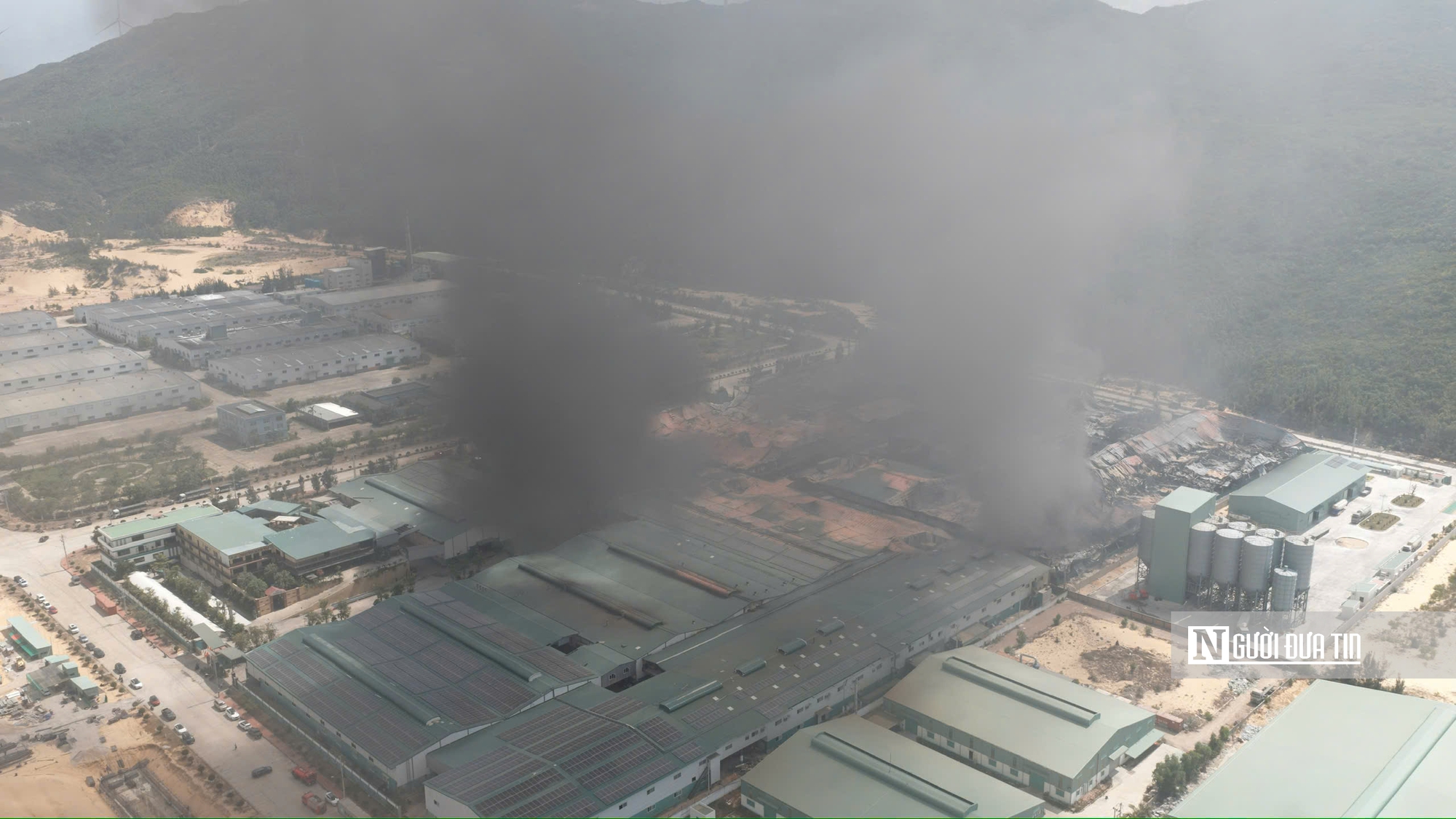 Gia Lai: Ch&aacute;y lớn tại Khu c&ocirc;ng nghiệp Nhơn Hội, h&agrave;ng trăm chiến sĩ tham gia chữa ch&aacute;y- Ảnh 2.