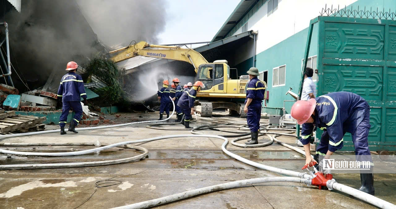 Gia Lai: Ch&aacute;y lớn tại Khu c&ocirc;ng nghiệp Nhơn Hội, h&agrave;ng trăm chiến sĩ tham gia chữa ch&aacute;y- Ảnh 3.