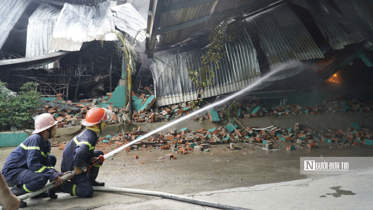 Gia Lai: Ch&aacute;y lớn tại Khu c&ocirc;ng nghiệp Nhơn Hội, h&agrave;ng trăm chiến sĩ tham gia chữa ch&aacute;y- Ảnh 6.