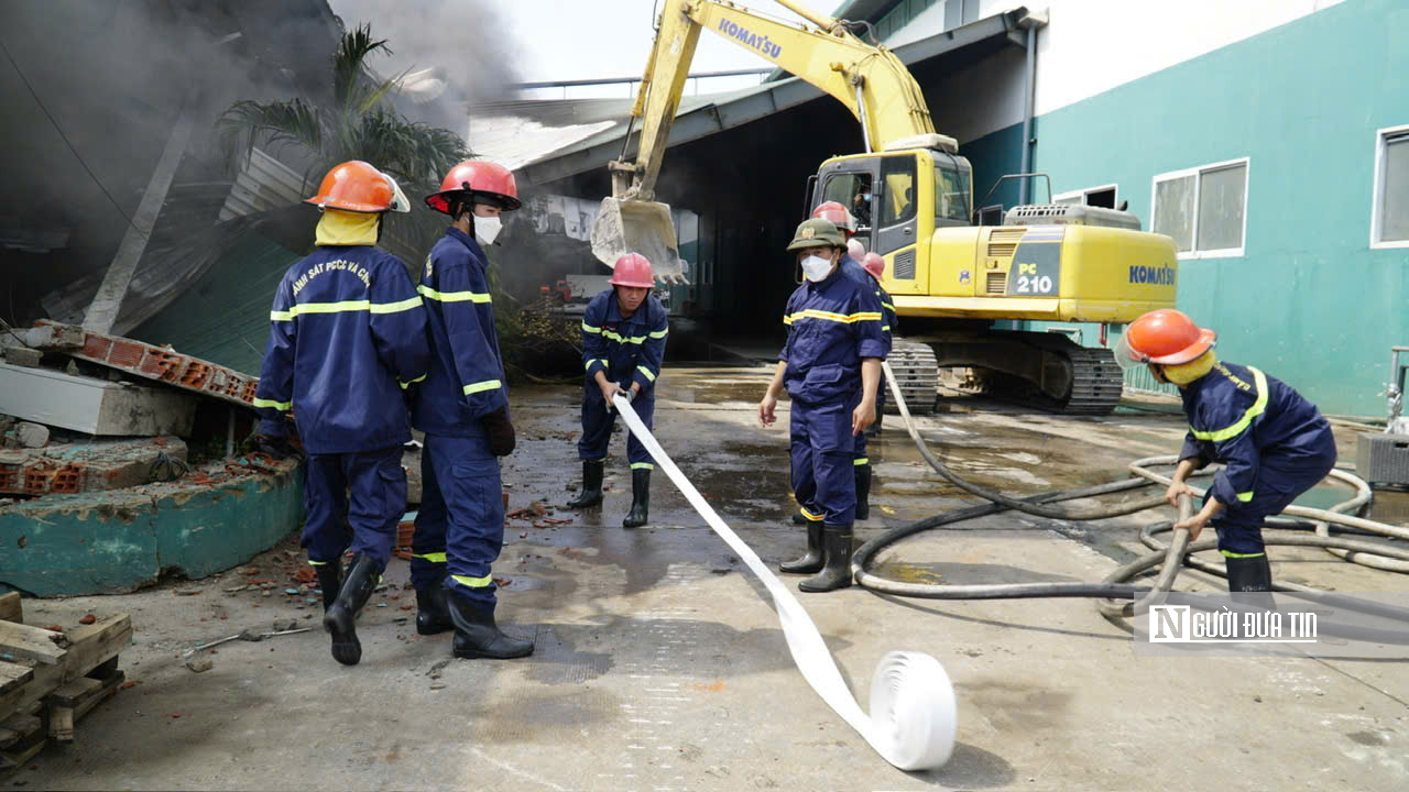 Gia Lai: Ch&aacute;y lớn tại Khu c&ocirc;ng nghiệp Nhơn Hội, h&agrave;ng trăm chiến sĩ tham gia chữa ch&aacute;y- Ảnh 9.
