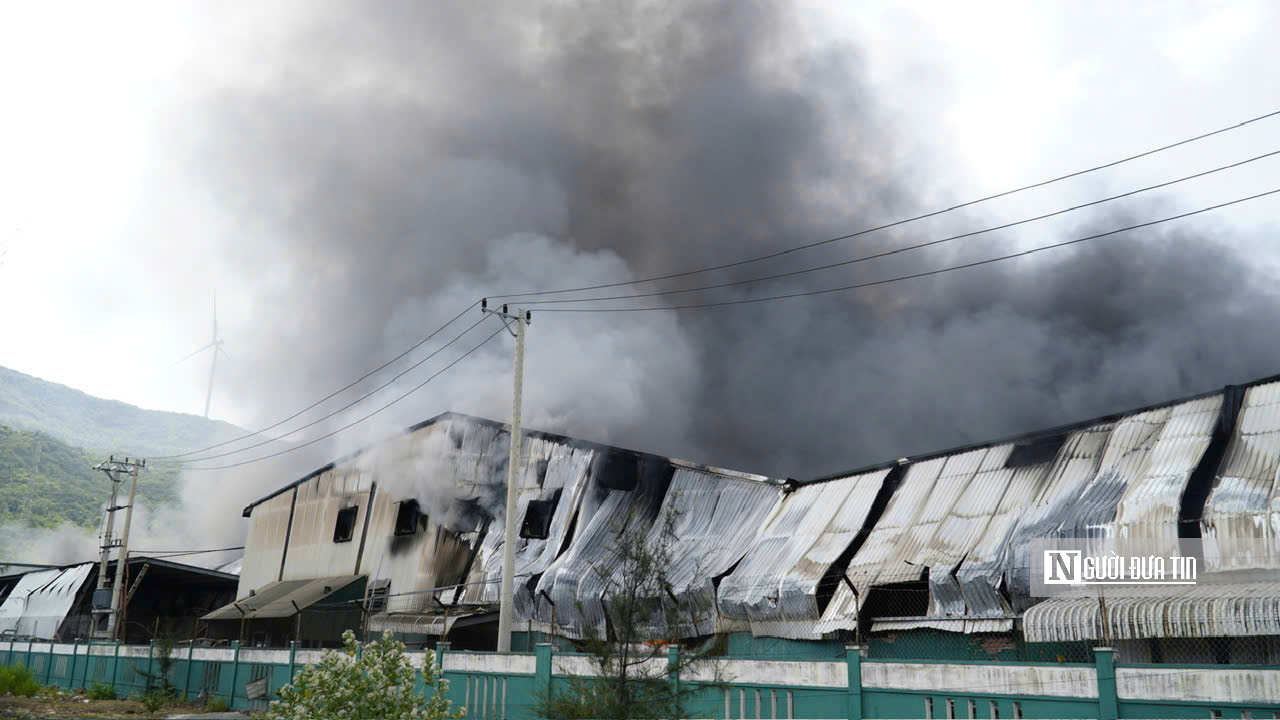Gia Lai: Ch&aacute;y lớn tại Khu c&ocirc;ng nghiệp Nhơn Hội, h&agrave;ng trăm chiến sĩ tham gia chữa ch&aacute;y- Ảnh 11.