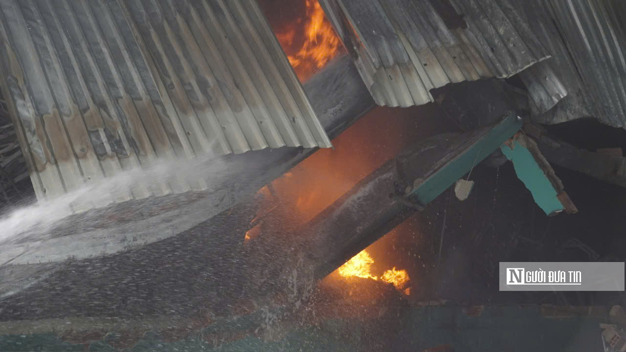 Gia Lai: Cháy lớn tại Khu công nghiệp Nhơn Hội, hàng trăm chiến sĩ tham gia chữa cháy- Ảnh 5.