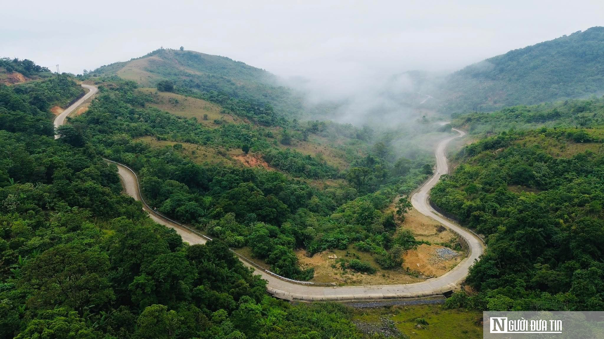 Ngắm mây trên đỉnh Sa Mù, trải nghiệm thác Tà Puông tuyệt đẹp giữa núi rừng Quảng Trị- Ảnh 2.