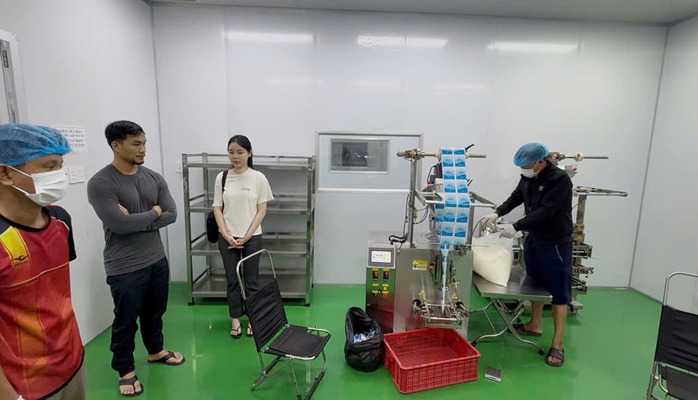 Bắt 2 vợ chồng sản xuất thực phẩm giảm cân chứa chất cấm- Ảnh 2.