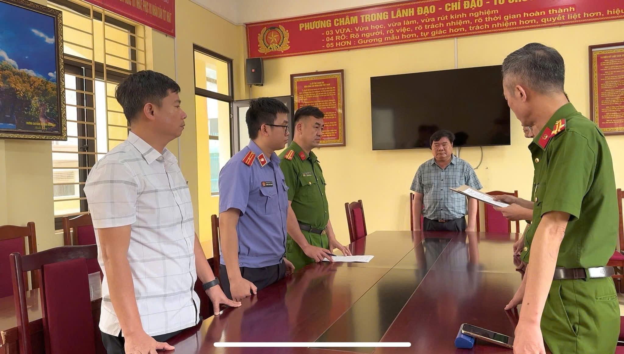 Vụ cột điện lăn dốc gây chết người ở Lào Cai: Khởi tố giám đốc công ty xây dựng- Ảnh 1.