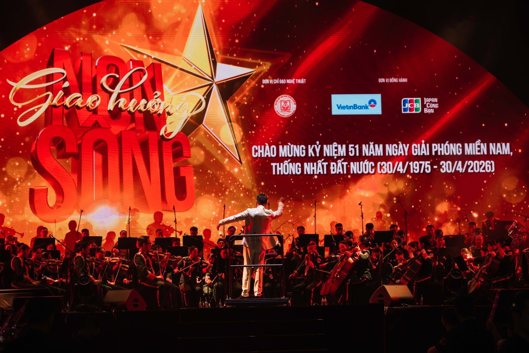 Giao hưởng Non S&ocirc;ng b&ugrave;ng nổ cảm x&uacute;c, đưa kh&aacute;n giả đi qua h&agrave;nh tr&igrave;nh lịch sử đến hiện đại đầy tự h&agrave;o- Ảnh 1.