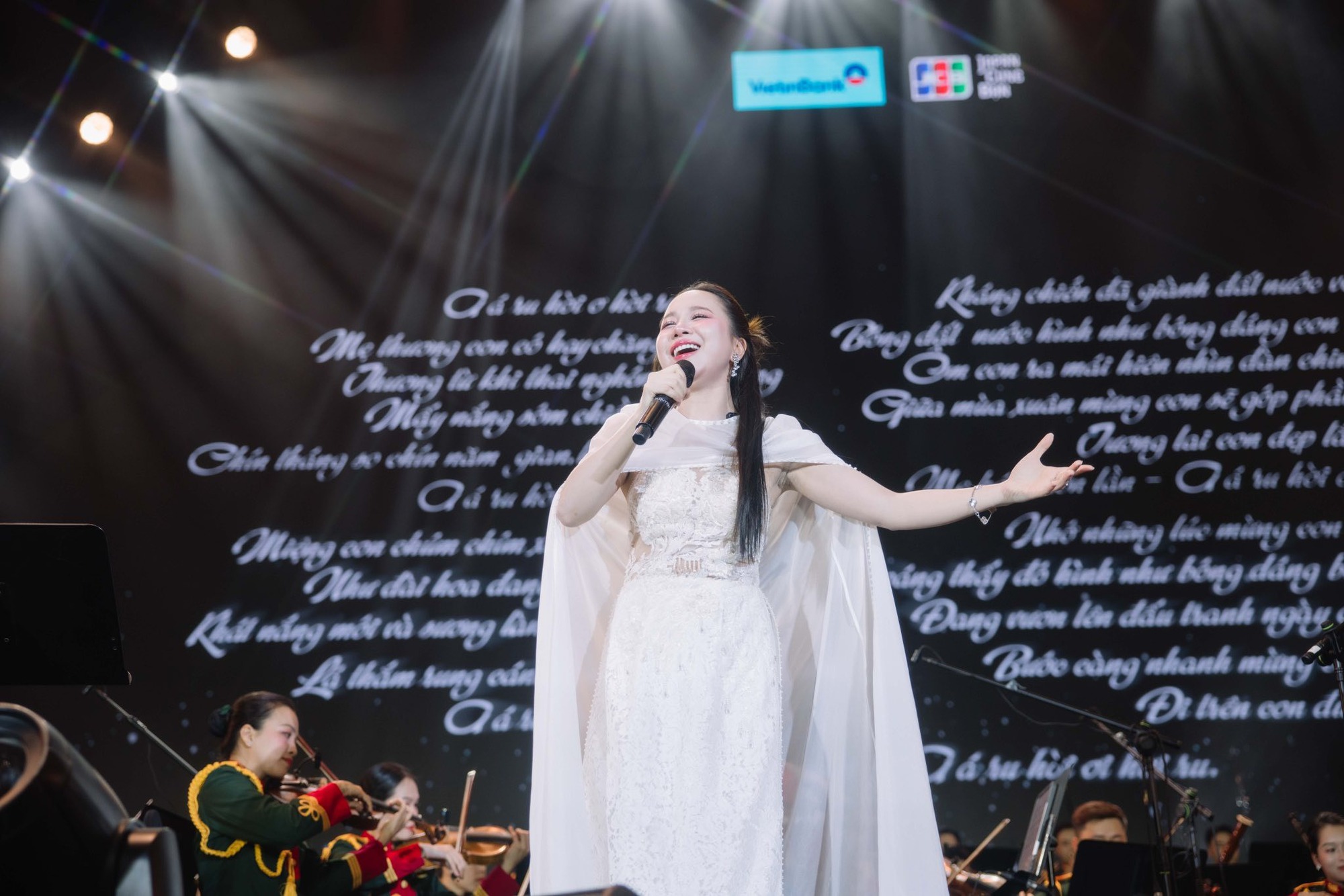 Giao hưởng Non S&ocirc;ng b&ugrave;ng nổ cảm x&uacute;c, đưa kh&aacute;n giả đi qua h&agrave;nh tr&igrave;nh lịch sử đến hiện đại đầy tự h&agrave;o- Ảnh 2.