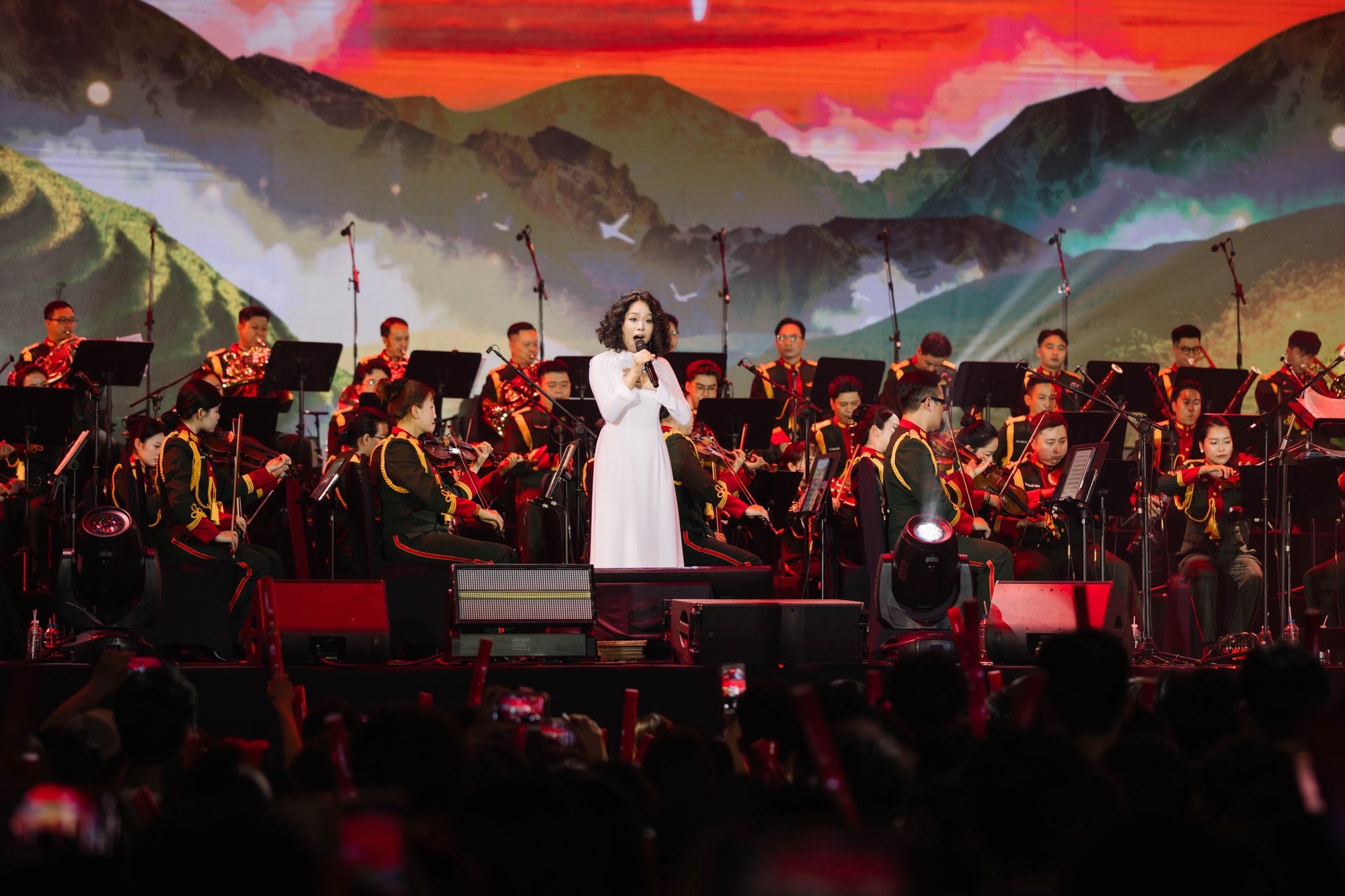 Giao hưởng Non S&ocirc;ng b&ugrave;ng nổ cảm x&uacute;c, đưa kh&aacute;n giả đi qua h&agrave;nh tr&igrave;nh lịch sử đến hiện đại đầy tự h&agrave;o- Ảnh 4.