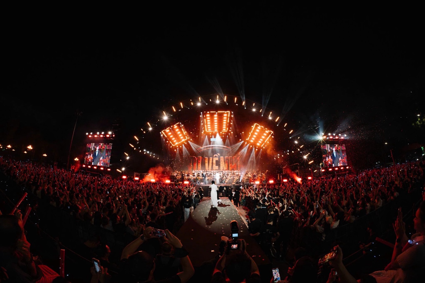 Giao hưởng Non S&ocirc;ng b&ugrave;ng nổ cảm x&uacute;c, đưa kh&aacute;n giả đi qua h&agrave;nh tr&igrave;nh lịch sử đến hiện đại đầy tự h&agrave;o- Ảnh 5.