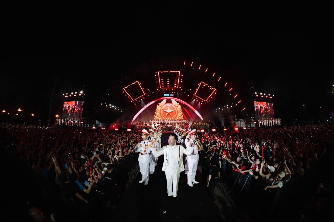 Giao hưởng Non S&ocirc;ng b&ugrave;ng nổ cảm x&uacute;c, đưa kh&aacute;n giả đi qua h&agrave;nh tr&igrave;nh lịch sử đến hiện đại đầy tự h&agrave;o- Ảnh 6.