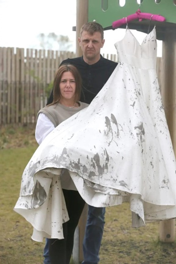 Mối hiềm kh&iacute;ch nhiều năm khiến c&ocirc; d&acirc;u bị tạt sơn đen ngay trong h&ocirc;n lễ- Ảnh 1.