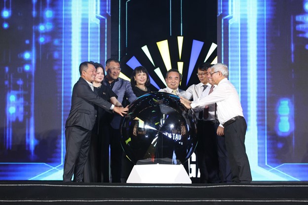 Đ&ecirc;m nghệ thuật 10 năm KDI Group: Khi Vega City trở th&agrave;nh t&acirc;m điểm cảm x&uacute;c của Nha Trang - Ảnh 7.