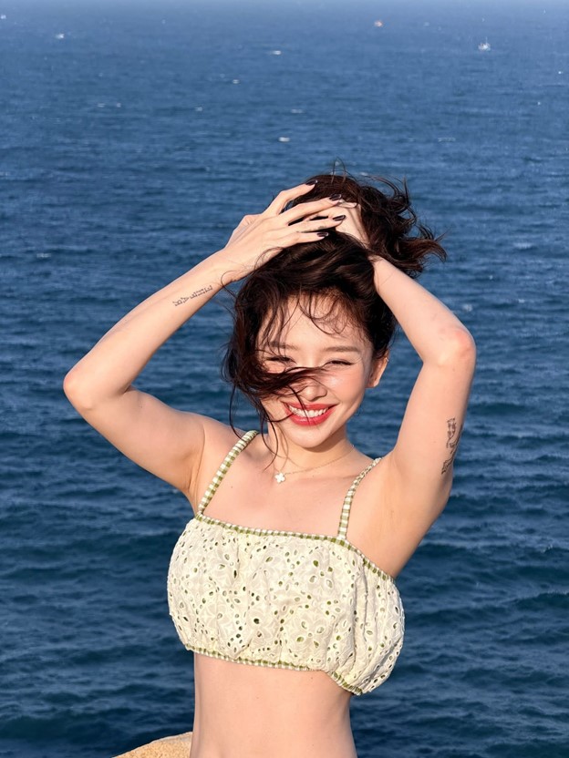 Sau "c&uacute; sốc" ly h&ocirc;n, nữ ca sĩ Việt lần đầu "giải m&atilde;" h&igrave;nh xăm tr&ecirc;n cơ thể - Ảnh 2.