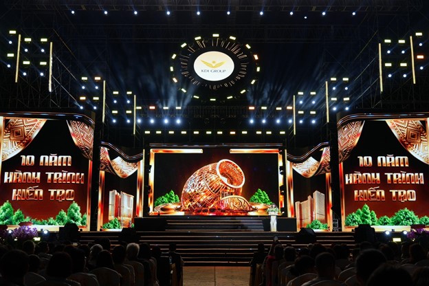 Đ&ecirc;m nghệ thuật 10 năm KDI Group: Khi Vega City trở th&agrave;nh t&acirc;m điểm cảm x&uacute;c của Nha Trang - Ảnh 2.