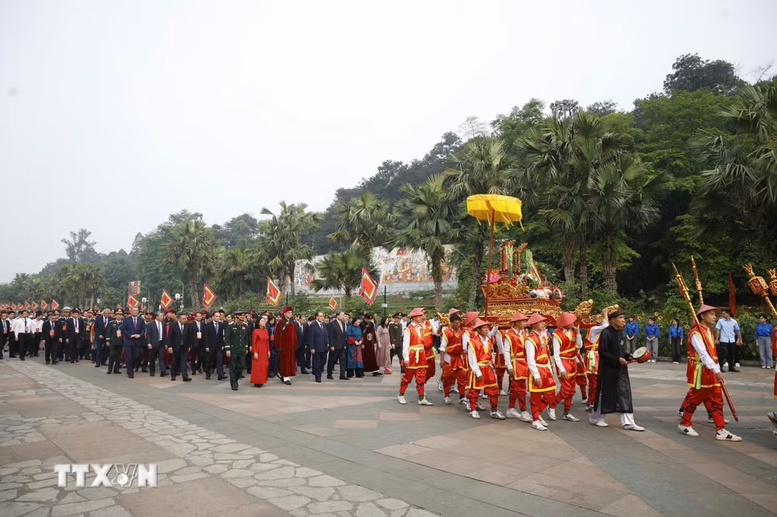 Tổng B&iacute; thư, Chủ tịch nước T&ocirc; L&acirc;m d&acirc;ng hương tưởng niệm c&aacute;c vua H&ugrave;ng- Ảnh 3.