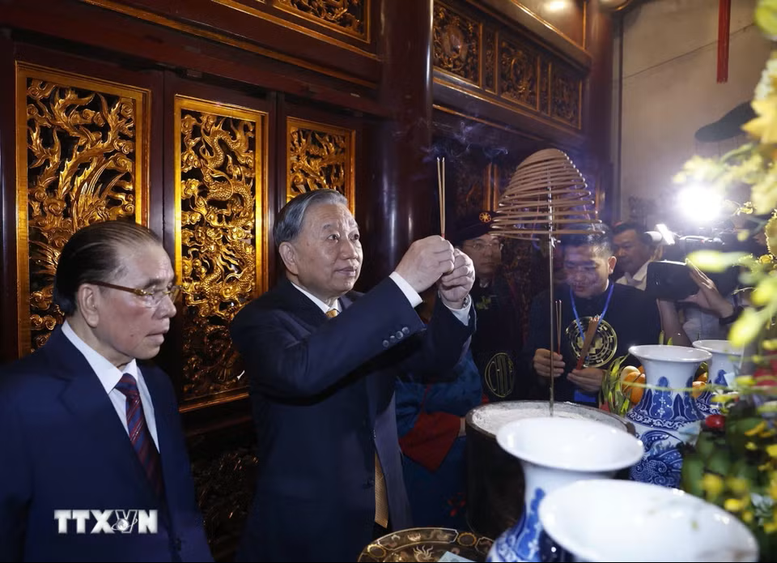 Tổng B&iacute; thư, Chủ tịch nước T&ocirc; L&acirc;m d&acirc;ng hương tưởng niệm c&aacute;c vua H&ugrave;ng- Ảnh 9.