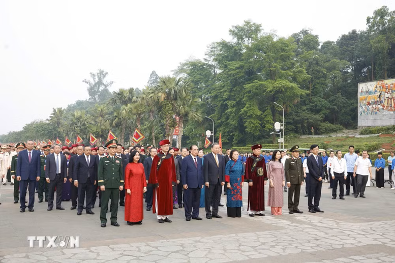Tổng B&iacute; thư, Chủ tịch nước T&ocirc; L&acirc;m d&acirc;ng hương tưởng niệm c&aacute;c vua H&ugrave;ng- Ảnh 1.
