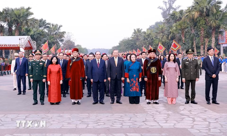 Tổng B&iacute; thư, Chủ tịch nước T&ocirc; L&acirc;m d&acirc;ng hương tưởng niệm c&aacute;c vua H&ugrave;ng- Ảnh 2.