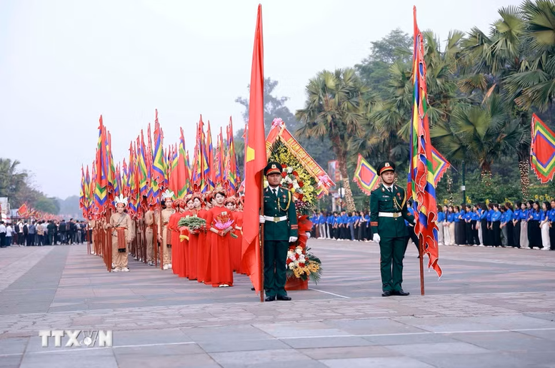 Tổng B&iacute; thư, Chủ tịch nước T&ocirc; L&acirc;m d&acirc;ng hương tưởng niệm c&aacute;c vua H&ugrave;ng- Ảnh 5.